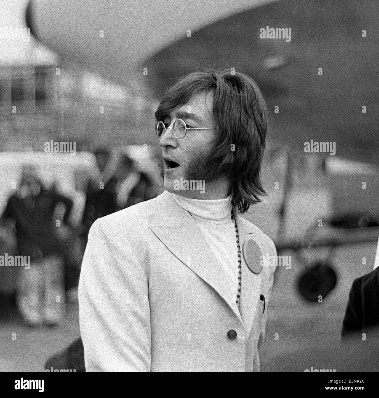 Beatles Singer Songwriter John Lennon Off To India February 1968 Stock Photo Alamy