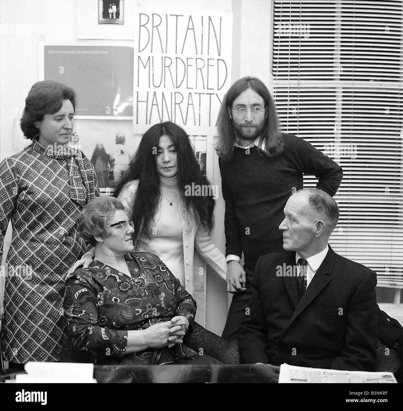 Beatles files 1969 John Lennon with Yoko Ono support action to free James Hanratty of murder charge here with parents Edith Whicher December 1969 Stock Photo