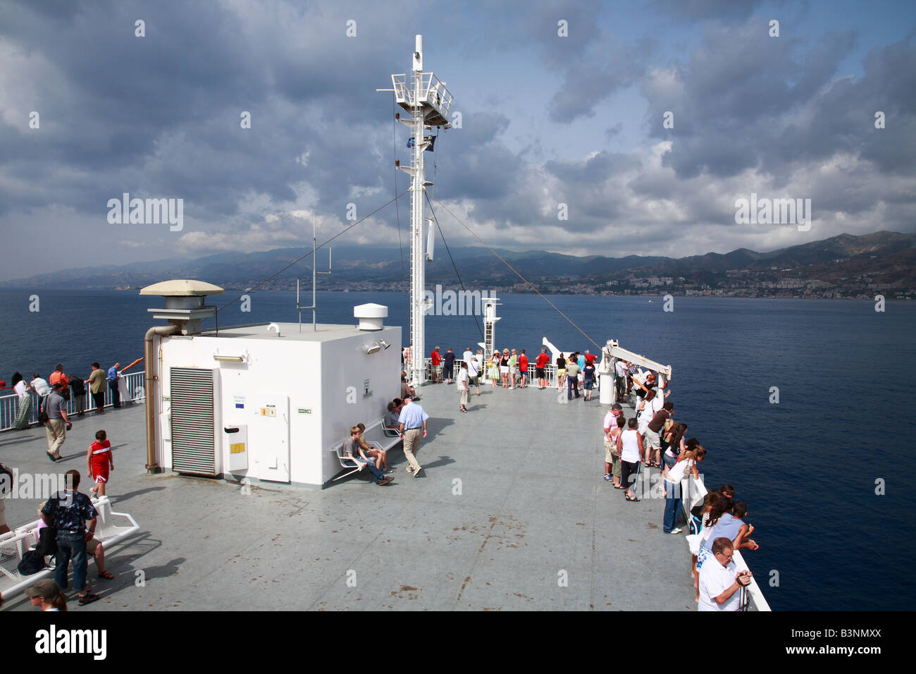 Faehre zwischen Kalabrien und Sizilien auf der Strasse von Messina, Tyrrhenischen Meer