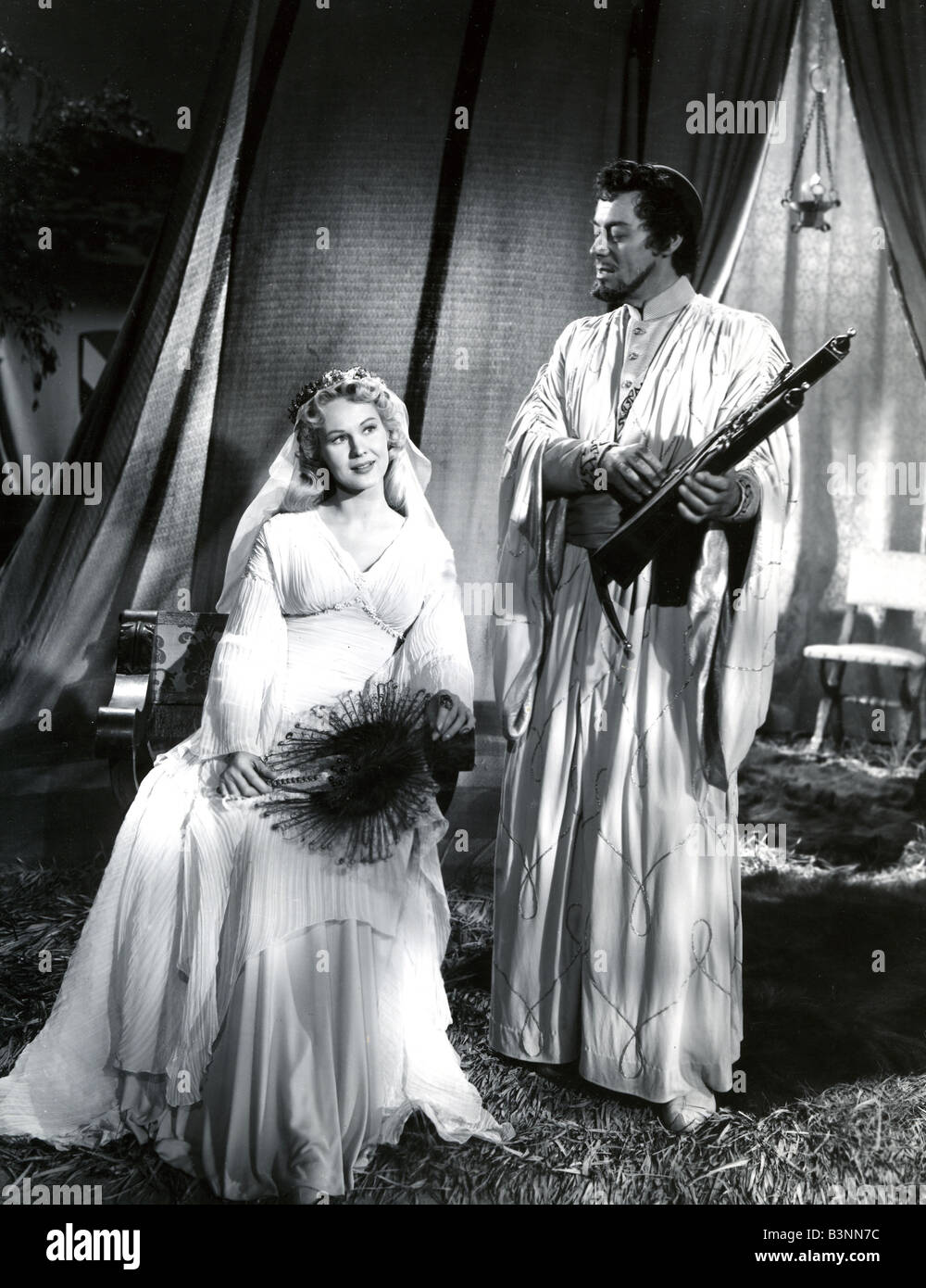 KING RICHARD AND THE CRUSADERS 1954 Warner film with Virginia Mayo as Lady Edith and Rex Harrison as Saladin Stock Photo
