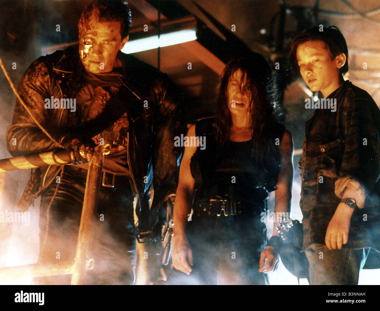 TERMINATOR 2 1991 Guild film with Arnold Schwarzenegger at left and Edward Furlong at right Stock Photo