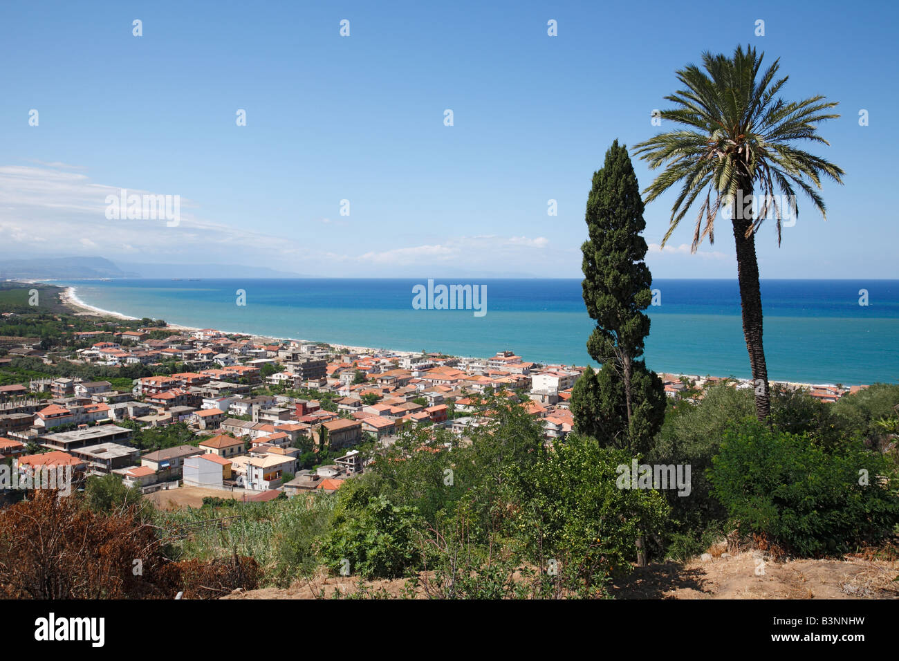 Stadt am Meer, Panoramablick auf Nicotera Marina, Kalabrien, Italien Stock Photo