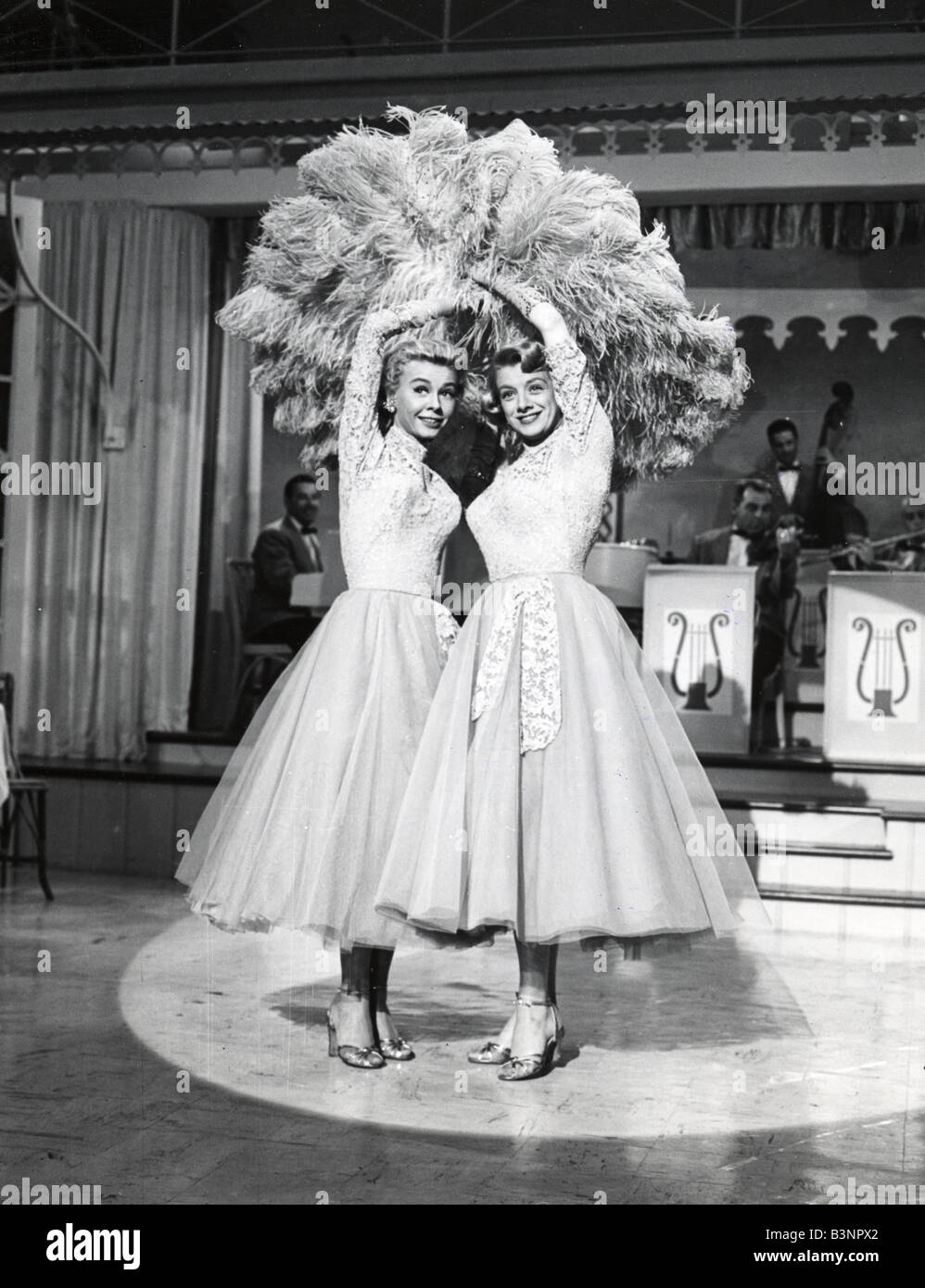 WHITE CHRISTMAS 1954 Paramount film with Vera Ellen at left and Rosemary Clooney Stock Photo