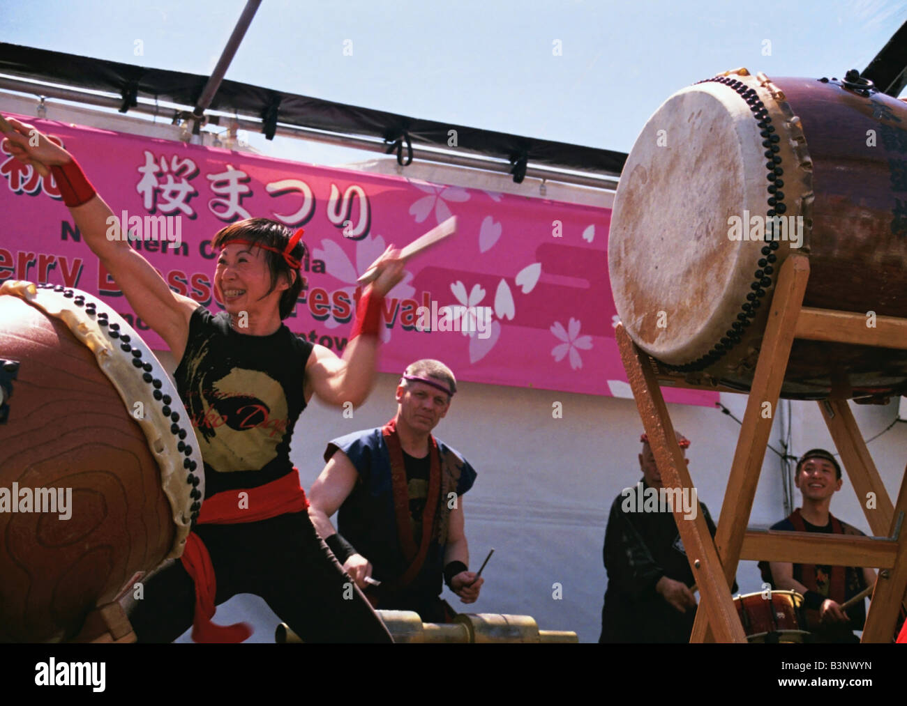Pounding drums hires stock photography and images Alamy