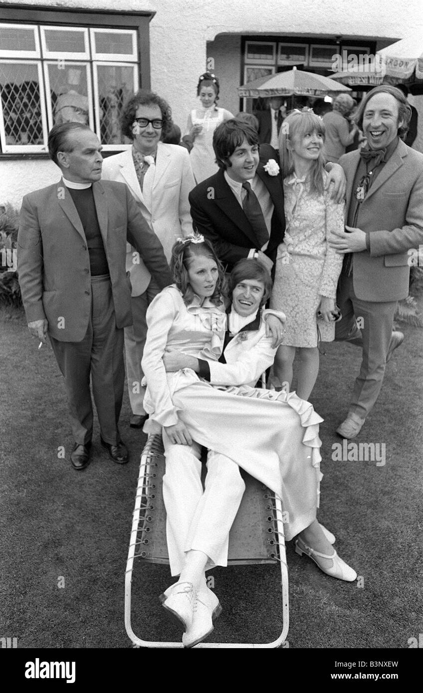 The Beatles June 1968 Paul McCartney and girlfriend Jane Asher and Roger McGough and John Gorman of The Scaffold attend the wedding reception of Mike McGear and Angela Fishwick Stock Photo