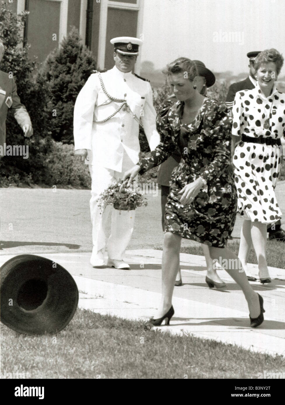 Sarah Ferguson chasing hat at Heathrow airport Fergie Prince Andrew Duchess of York July 1989 Stock Photo