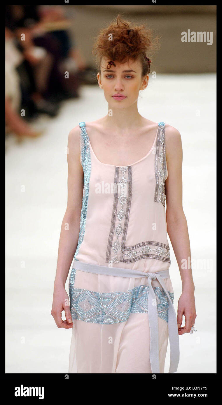 London fashion Week September 2003 Elizabeth Jagger models in the Pringle Show Clothing Fashion catwalk models a white dress with grey and blue print detail Stock Photo