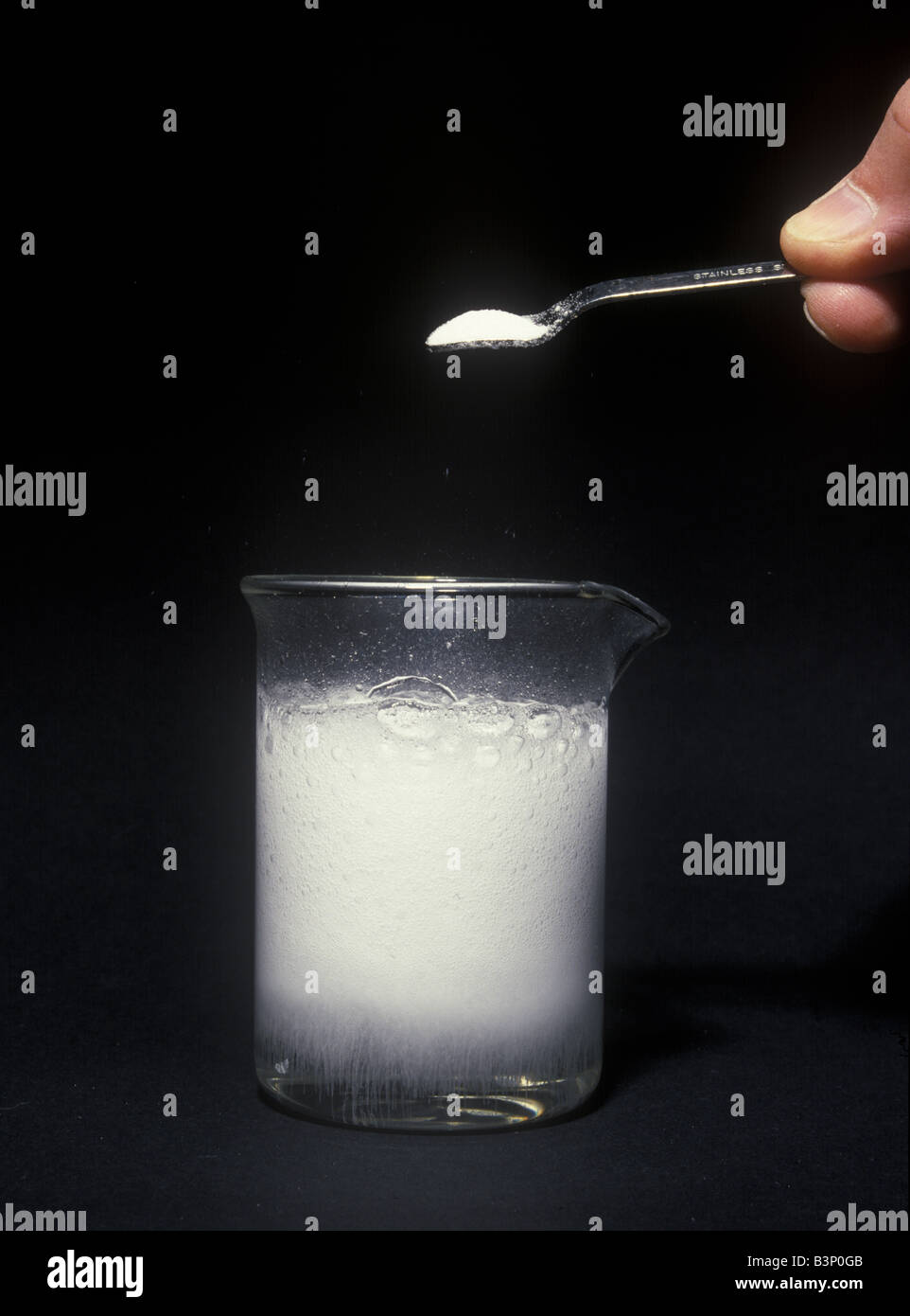 calcium carbonate reacts with dilute hydrochloric acid to produce carbon dioxide Stock Photo