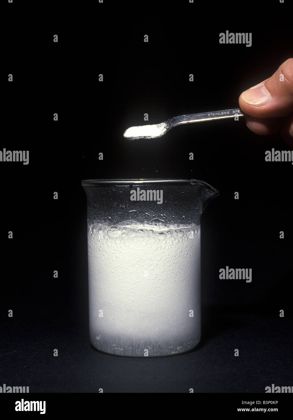 calcium carbonate reacts with dilute hydrochloric acid to produce carbon dioxide Stock Photo