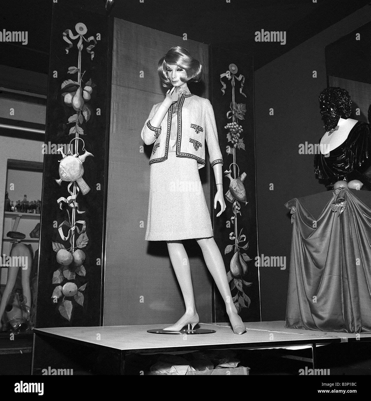 Sixties Fashion Shop Window Mannequin Deborah January 1964 A shop dummy  made of fibreglass and sprayed with a fake tan Stock Photo - Alamy