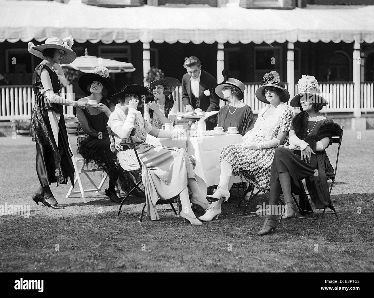 1921 Clothing Ascot Fashion Racegoers sit in a group at a table watching  the events of the day Stock Photo - Alamy