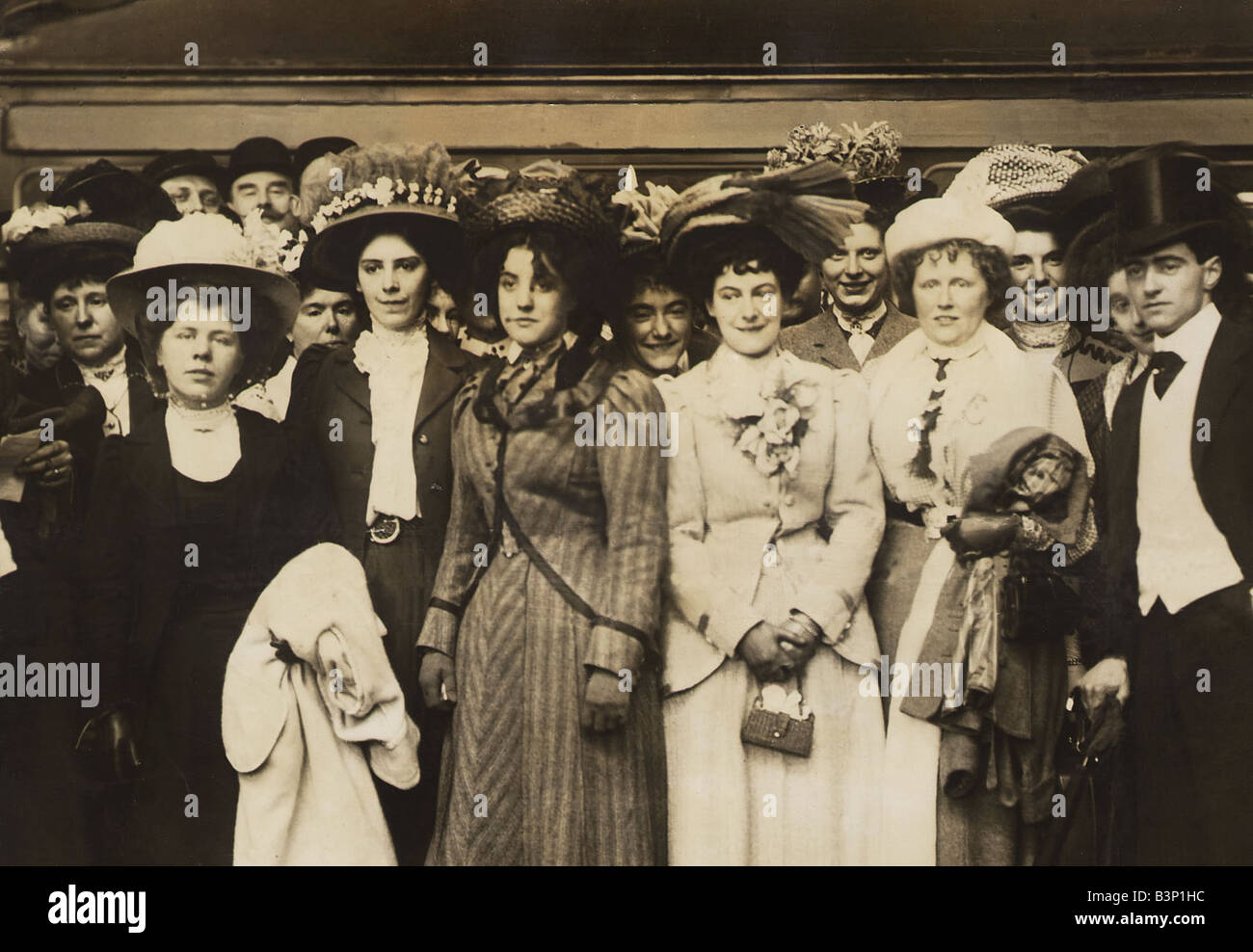 Royal ascot fashion 1950s hi-res stock photography and images - Alamy