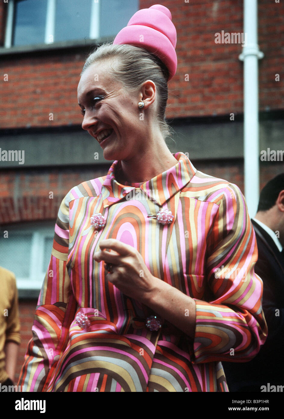 Royal ascot fashion 1960s hi-res stock photography and images - Alamy