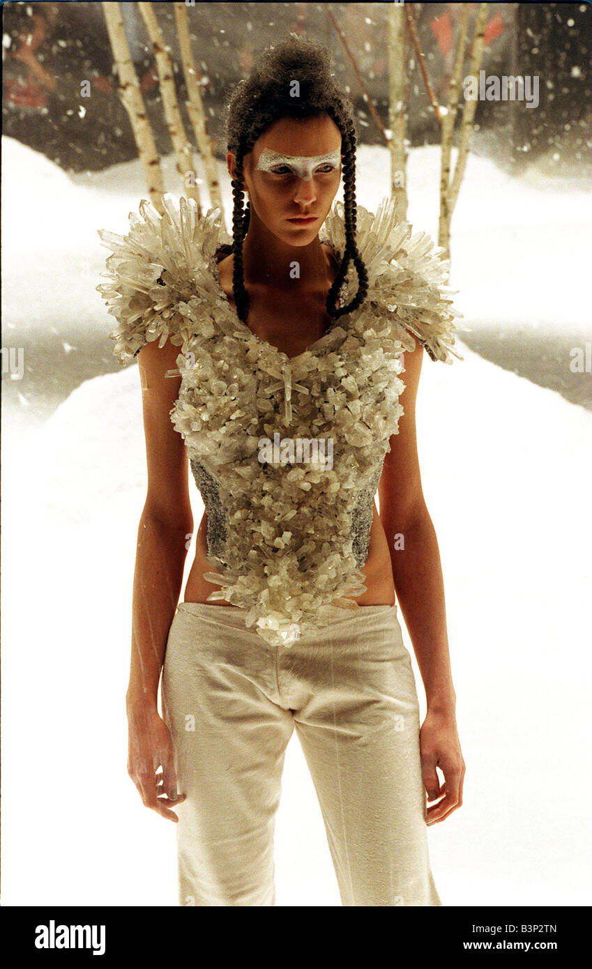 Givenchy Fall 1999 Ready-to-Wear Collection