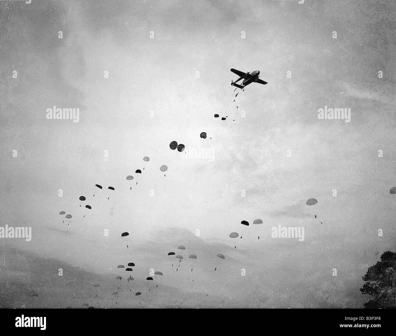 The 18th Parachute Battalion stage a mock attack on an American Aerodrome at Upper Heyford 1952 Stock Photo