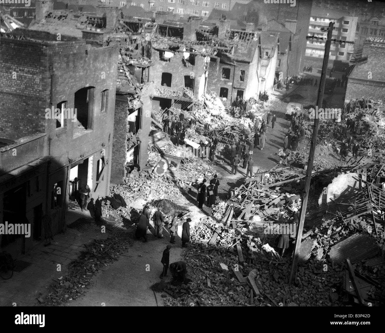WW2 Merseyside Air Raid Bomb Damage 1940 Civilians and rescue workers search through the bomb damaged houses in Liverpool following a bombing raid by the Luftwaffe The German Airforce during the blitz Stock Photo