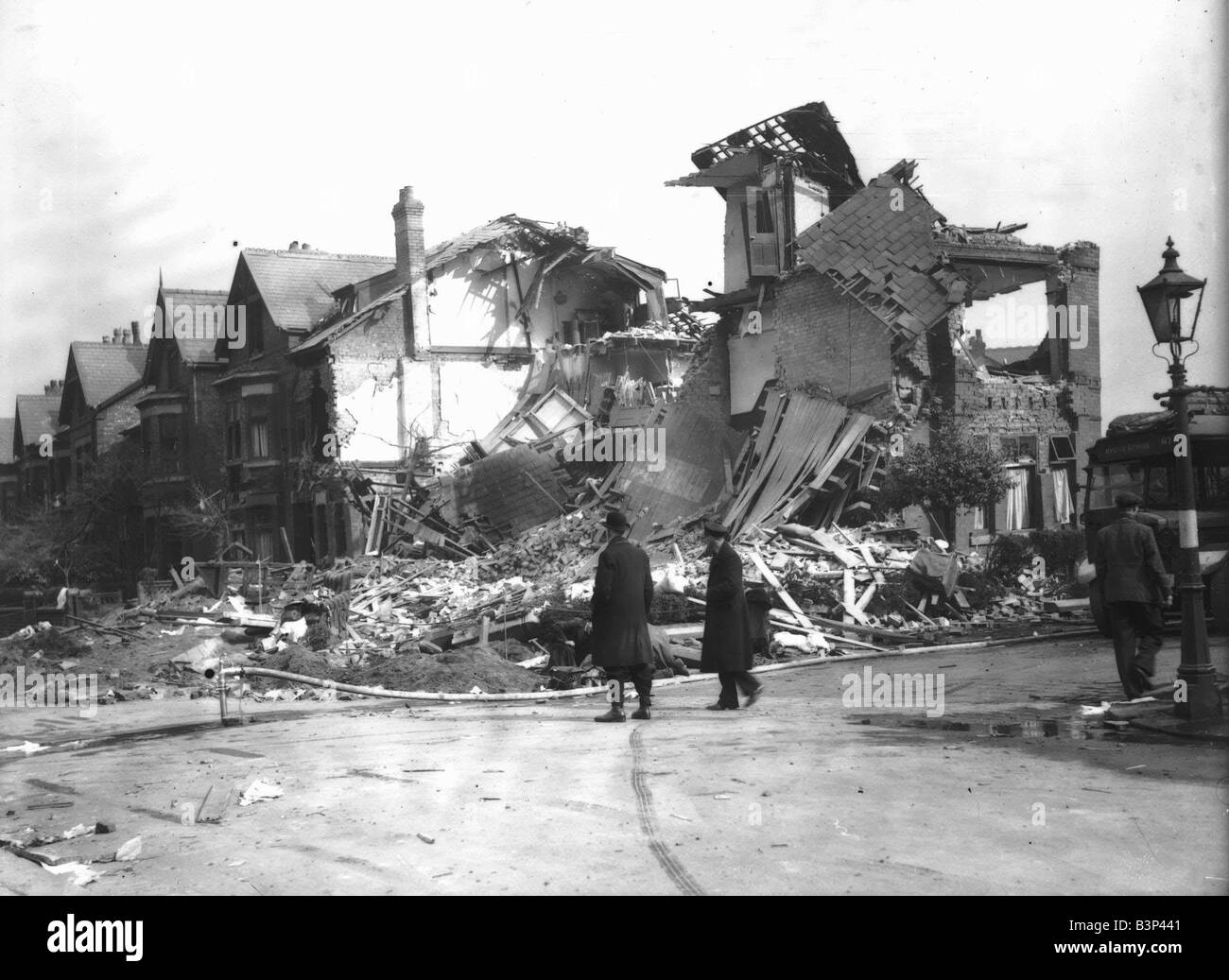 ww2-air-raid-damage-bomb-damage-at-liverpool-two-police-men-survey-the