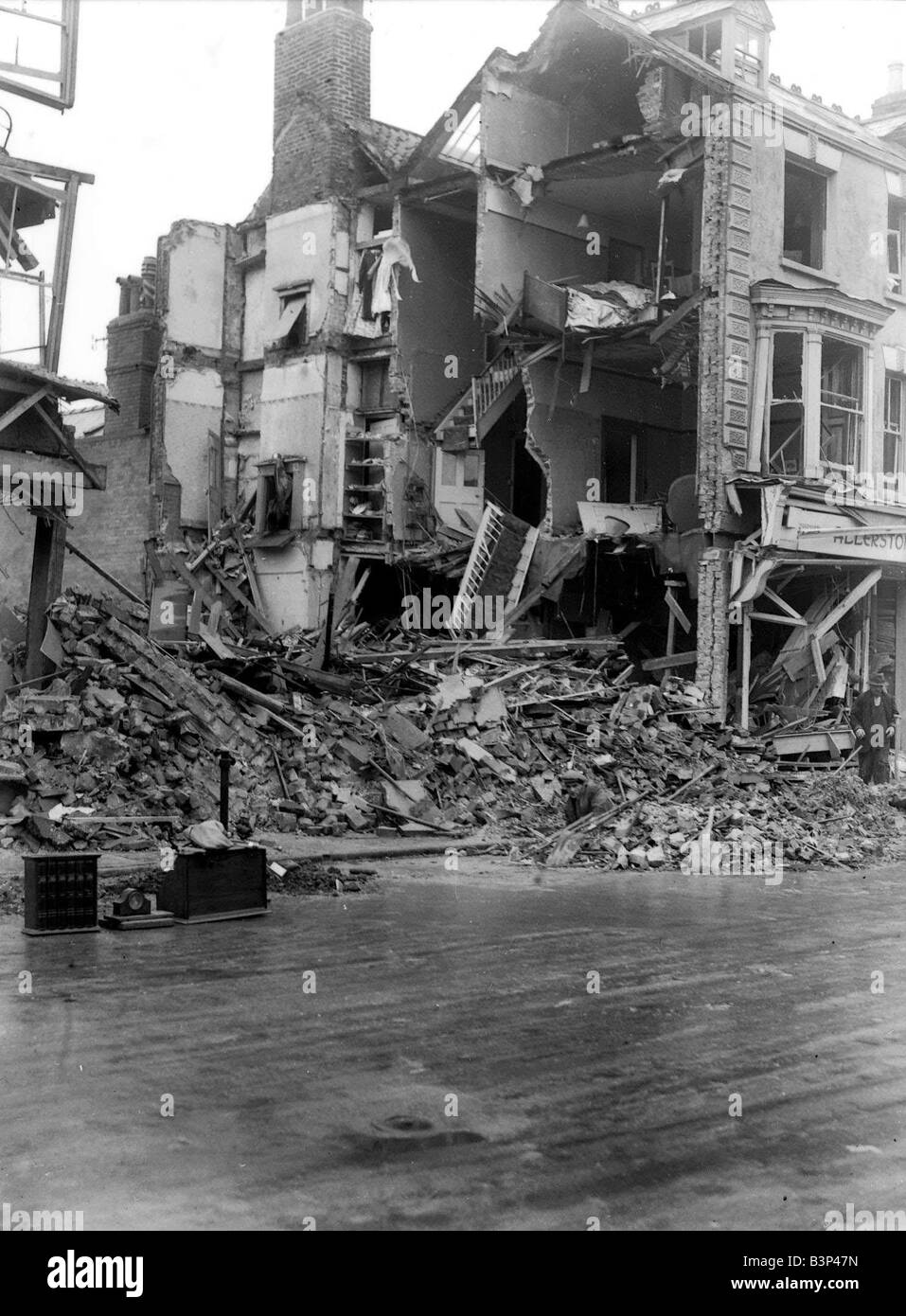 WW2 Air Raid Bomb Damage Dover 1940 The wreckage of a parade of shops destroyed during a Luftwaffe German Airforce daylight air Stock Photo