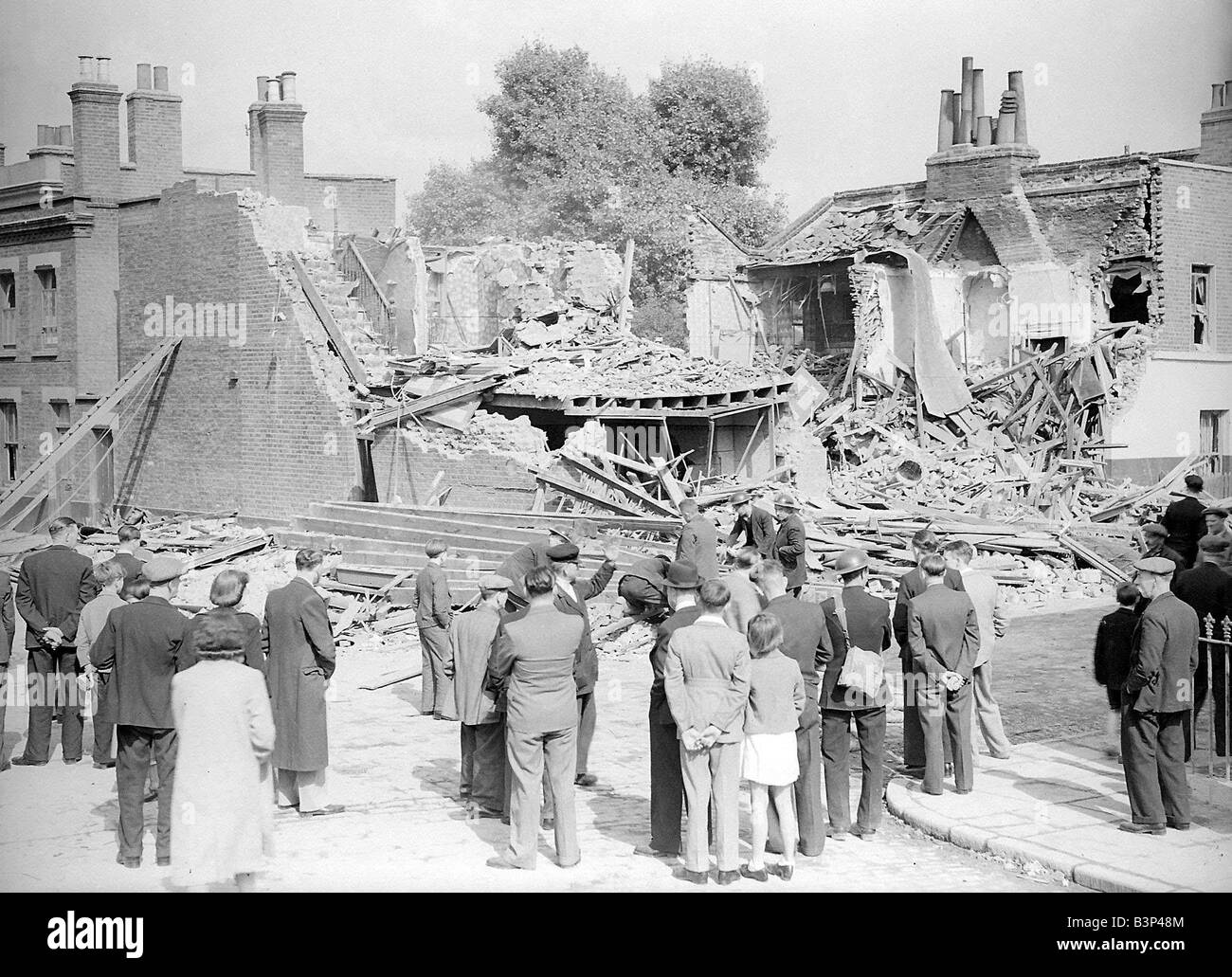 Ww2 The Blitz Bomb Damage In London Local Residents Stop To Look At Bomb Damage Caused