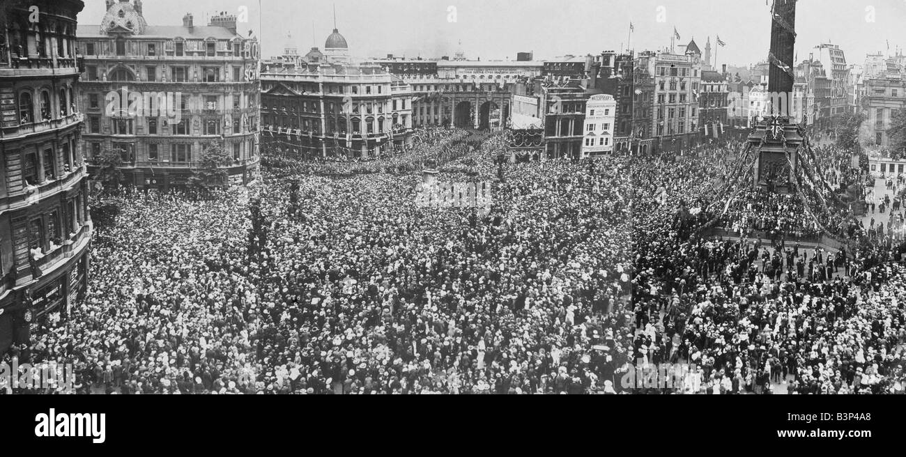 WW2 London Victory March Crowds at Trafalgar Square gather to celebrate the end of the war Nelsons Column Stock Photo
