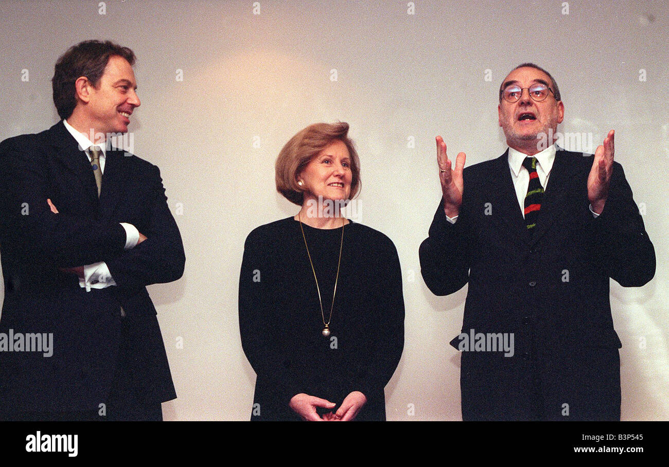 Tom Saywer speaks to the Labour Party staff at the unvieling of the John Smith plaque at Labour Party Headquarters Millbank Tower London 1998 Stock Photo