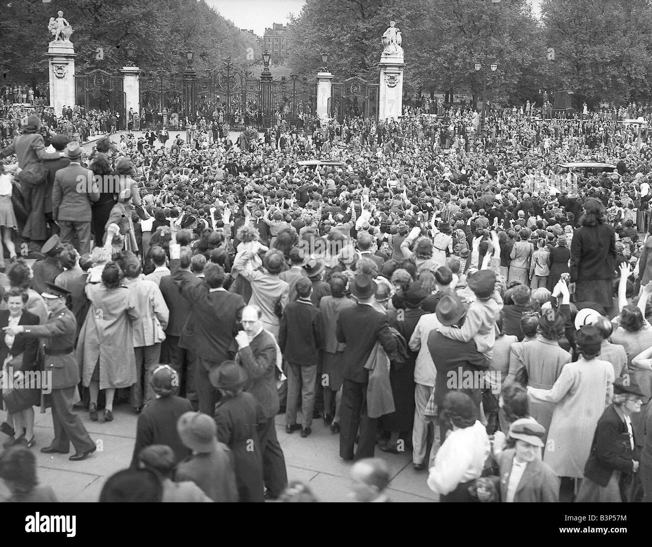 VE day scenes at Buckingham Palace during celebration in the end of WW2 Stock Photo