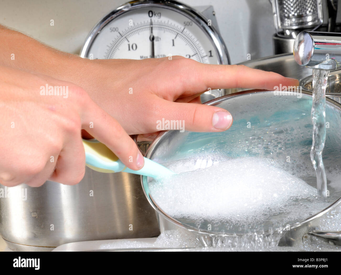 WOMAN WASHING POTS AND PANS Stock Photo Alamy