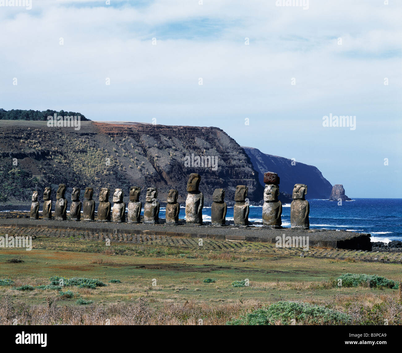 Chile, Easter Island, Tongariki. Fifteen colossal stone statues or moais stand on their platform, Ahu Tongariki, on the eastern Stock Photo