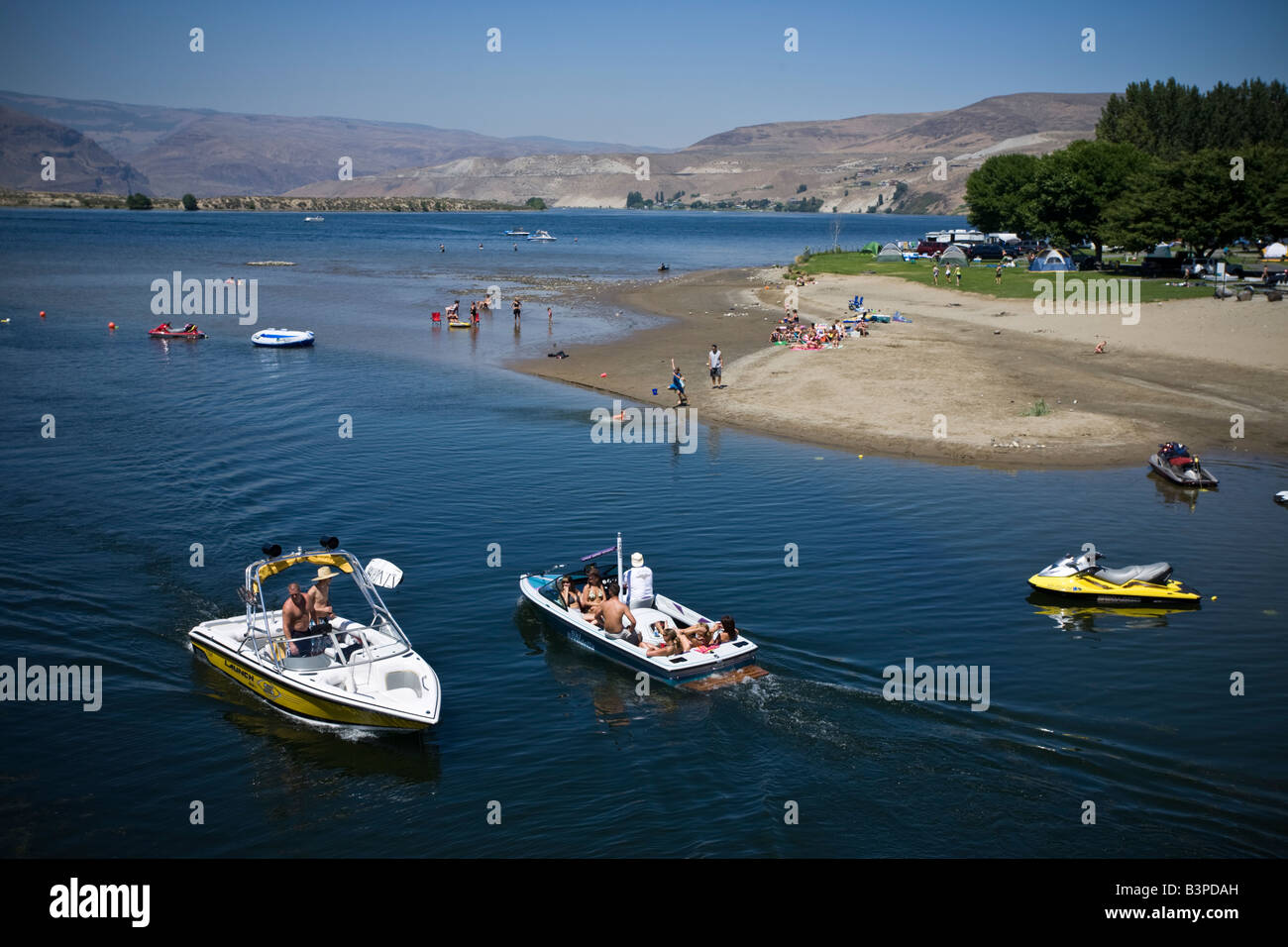 Hundreds of tourists flock in Crescent Bar Resort on Columbia River in