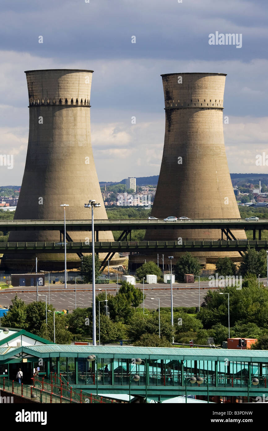 Tinsley Cooling Towers next to the M1 Motorway before their demolition in August 2008 Stock Photo