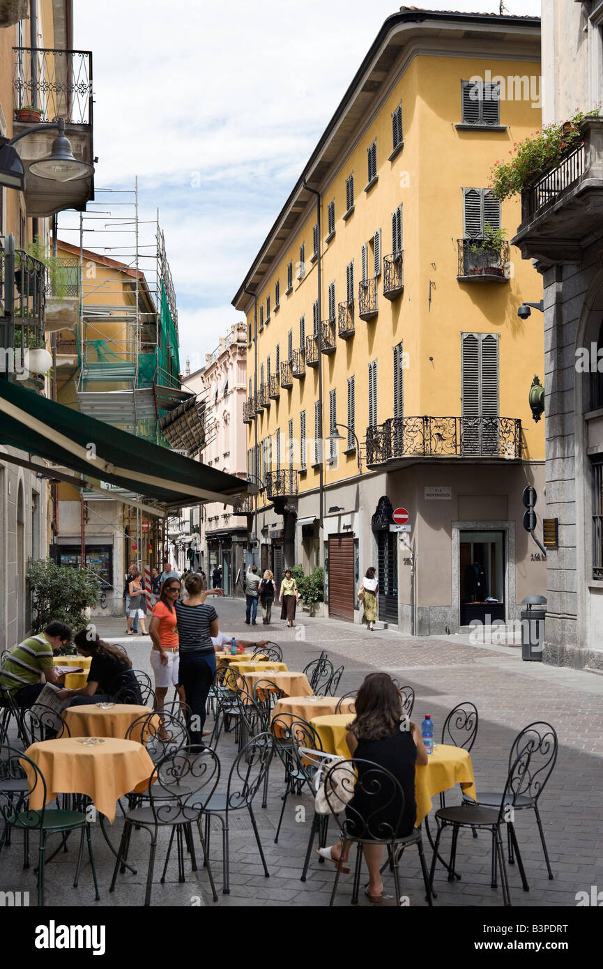 Cafe and shops in the centre of the old town, Como, Lake Como, Lombardy,  Italy Stock Photo - Alamy