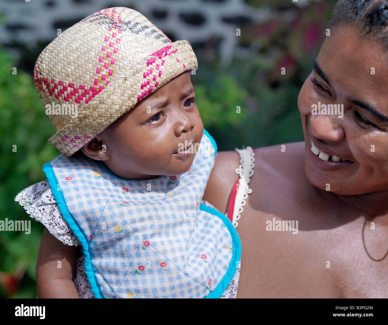 Northern Madagascar, A Malagasy mother and her young daughter at Ramena, a fishing village a short distance from Antsiranana, more commonly known as Diego. Madagascar is well known for the outstanding variety and styles of its local hats, which vary considerably from region to region. Different fibres are used to weave the hats depending on availability; they include palms (raffia, badika, manarana and dara) or straw Stock Photo