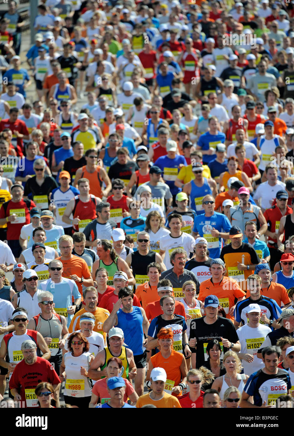 Mass start to the Halfmarathon, Stuttgart, BadenWuerttemberg, Germany