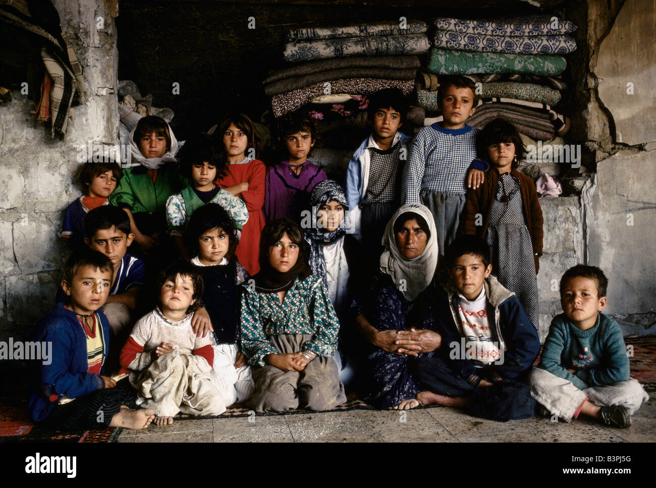 KURDISTAN', CHILDREN IN REMAINING PART OF BLOWN UP 2 STOREY BUILDING, PENJUIN, OCTOBER 1991. Stock Photo