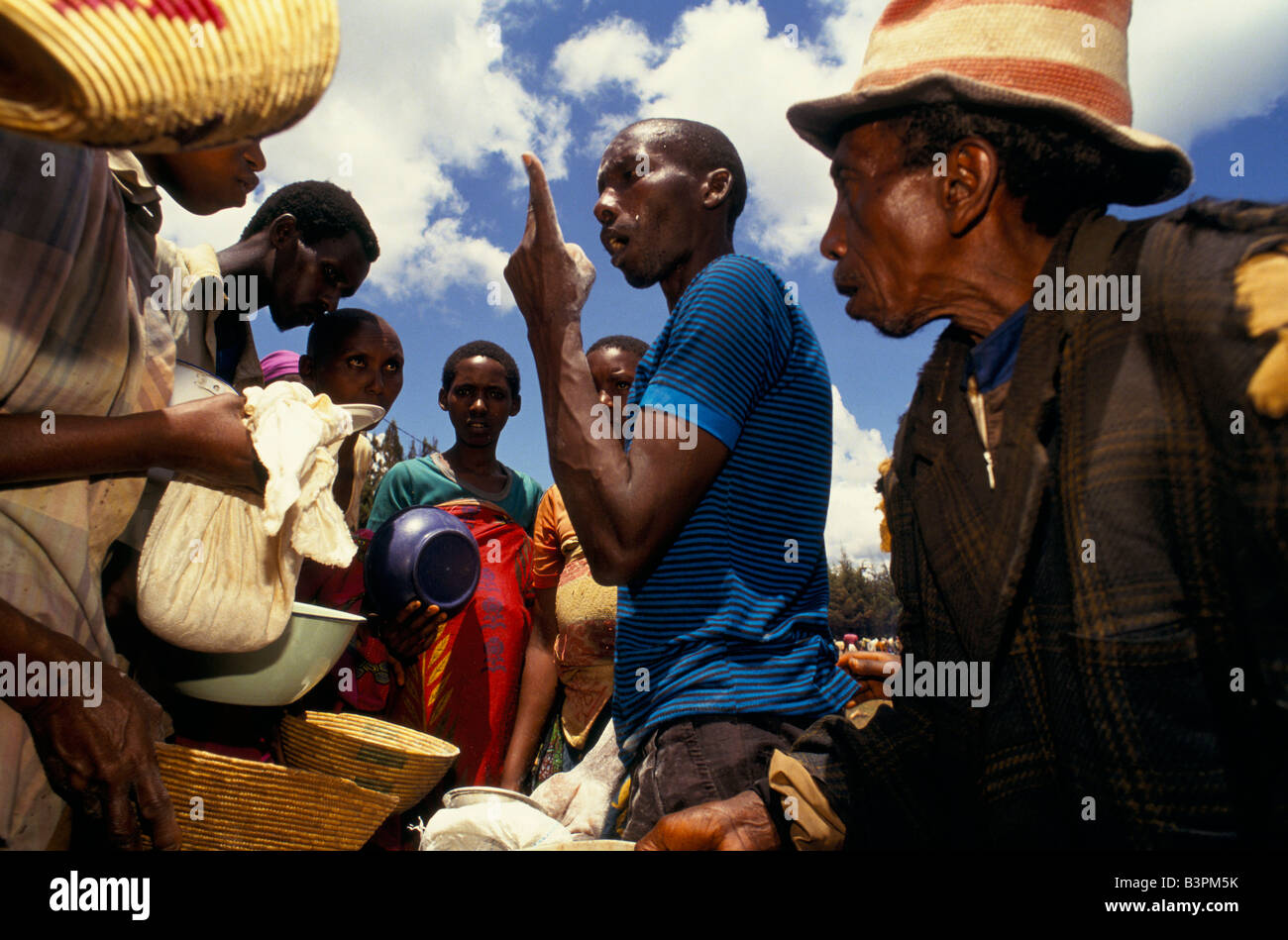 Ruyigi Burundi: November 1993: Displaced Tutsi arguing over food aid in Ruyigi camp Stock Photo