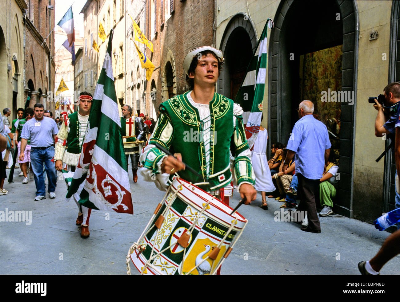 Historic Palio horse race, procession through the alleyways, a drummer representing the Contrada di Oca, Goose District, Piazza Stock Photo