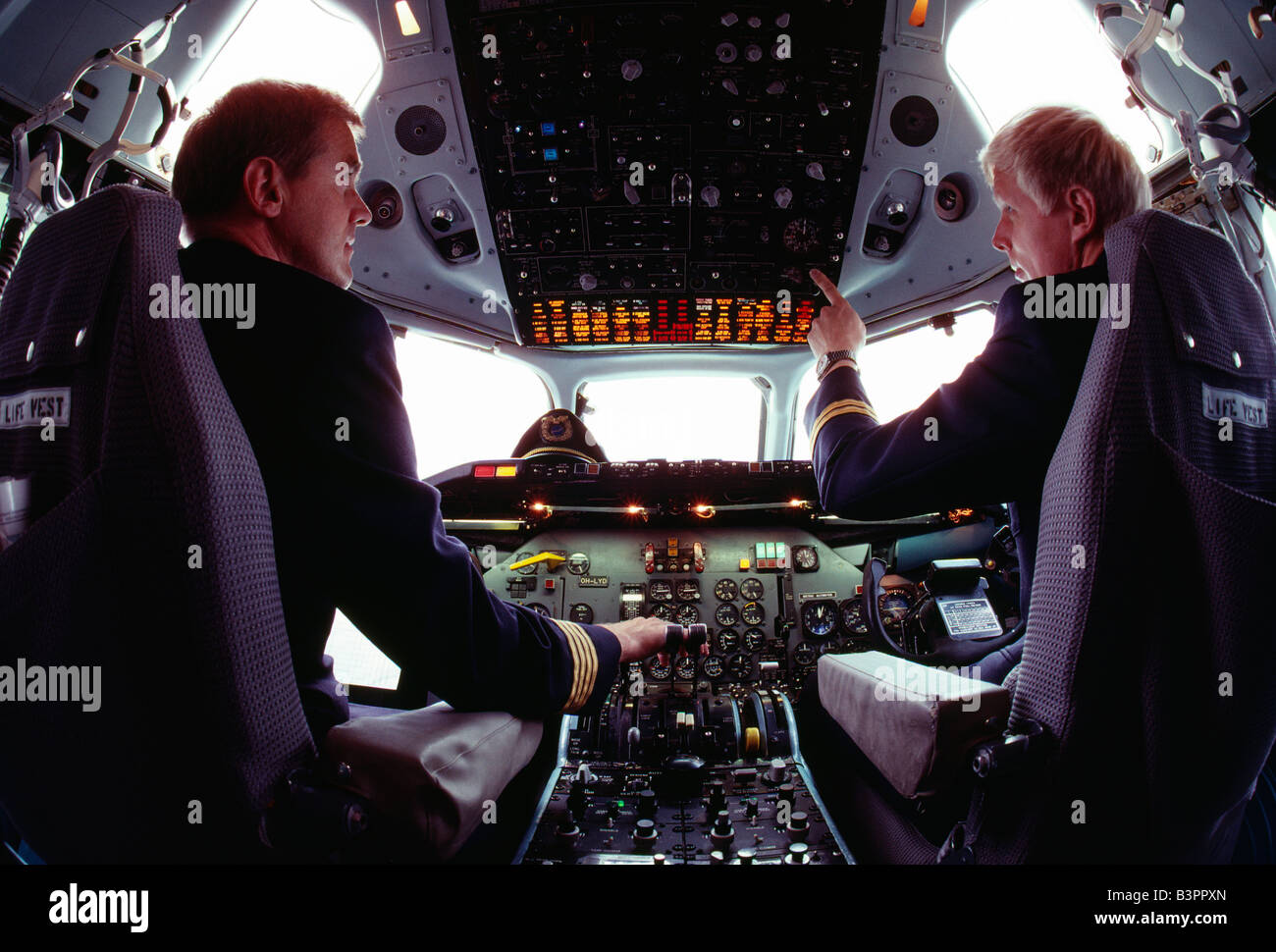 The pilot is the plane. Летчик управляет самолетом. Профессия пилот самолета. Пилот. The pilot is the plane.