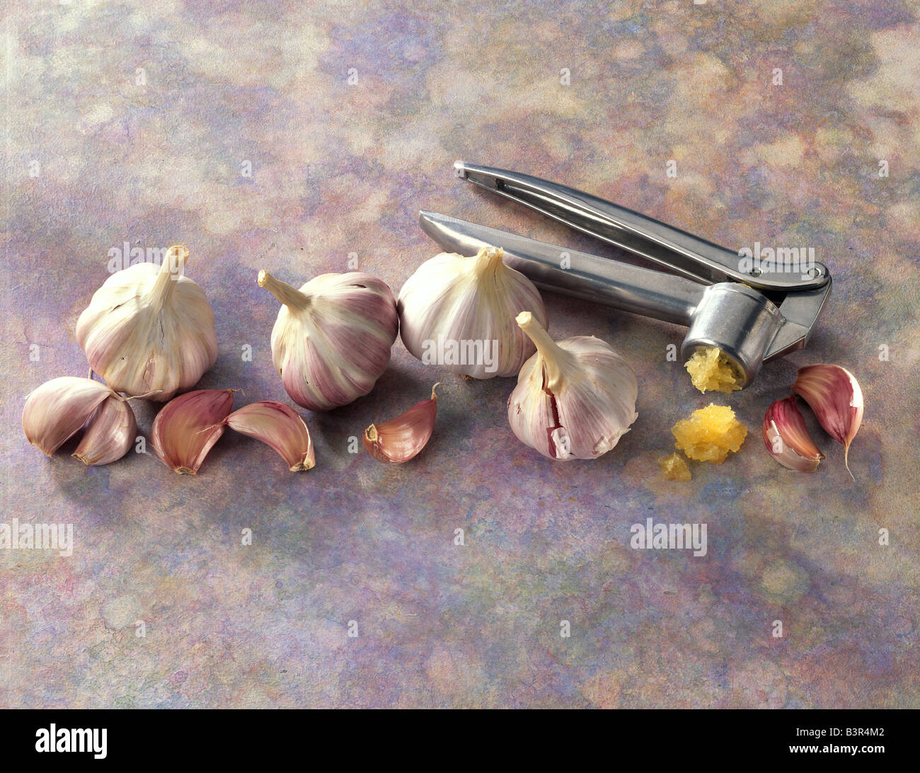 Fresh garlic cloves pressed hi-res stock photography and images - Alamy