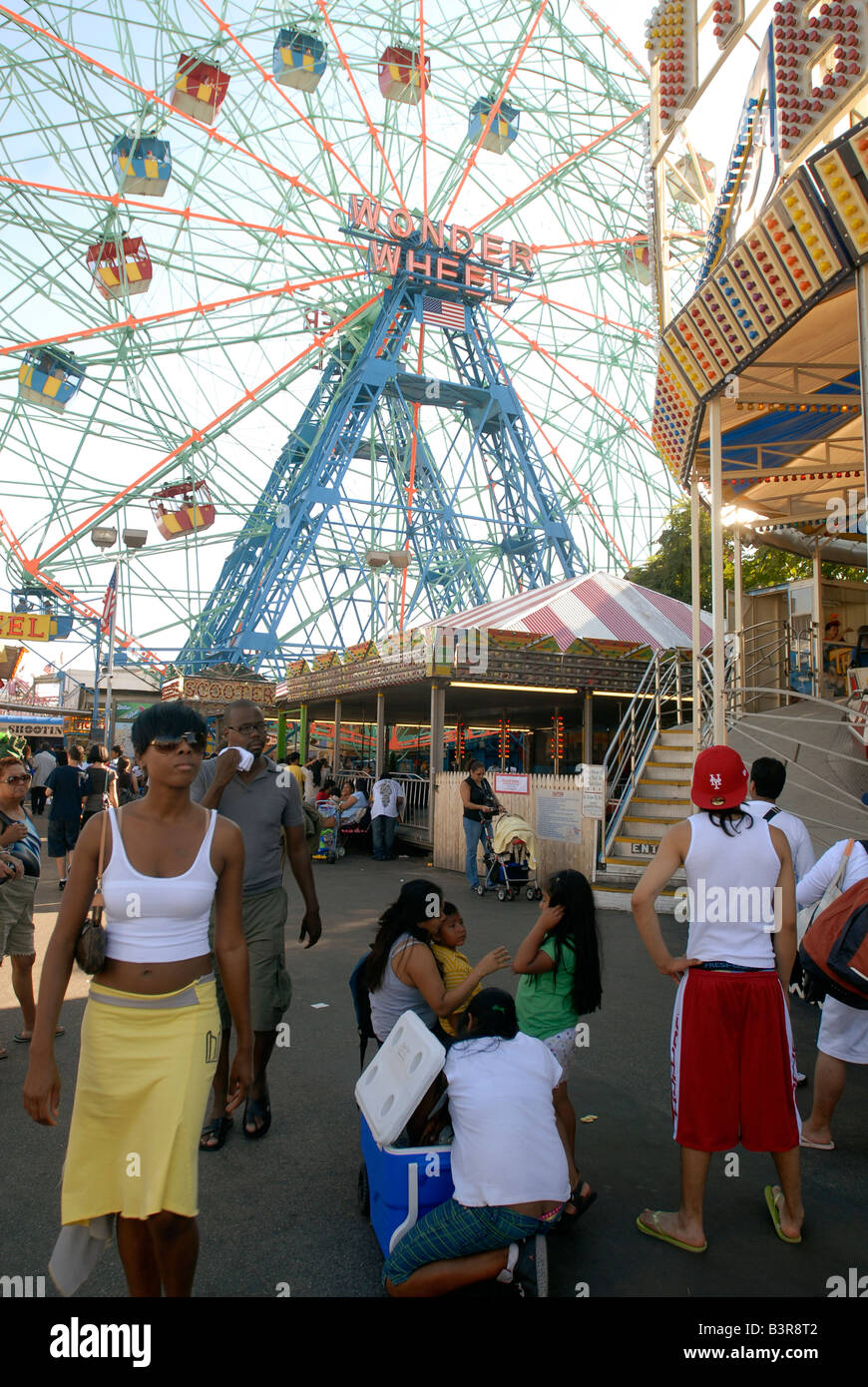 Coney island amusement park rides hi-res stock photography and images ...