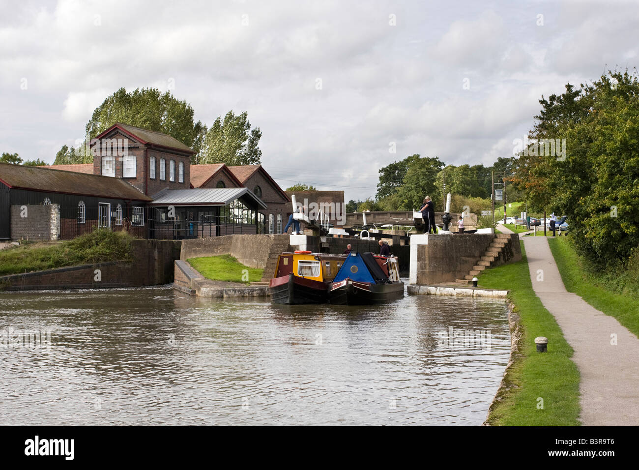 Narrow canal boats hi-res stock photography and images - Alamy