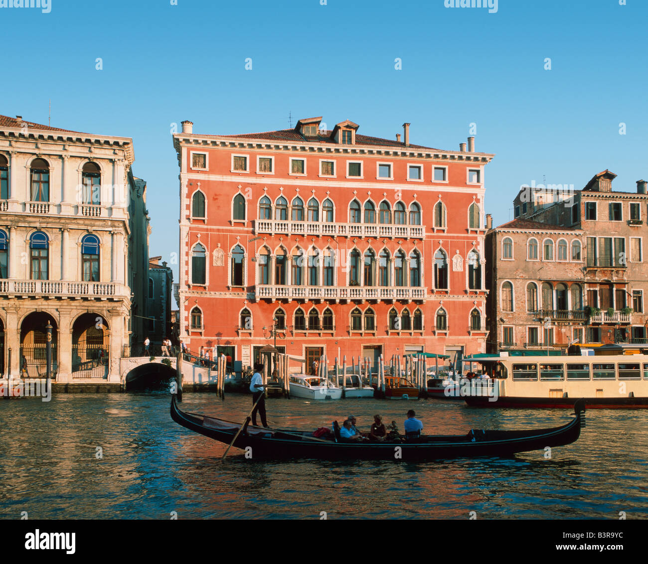 Venice canal gondoliers hi-res stock photography and images - Alamy