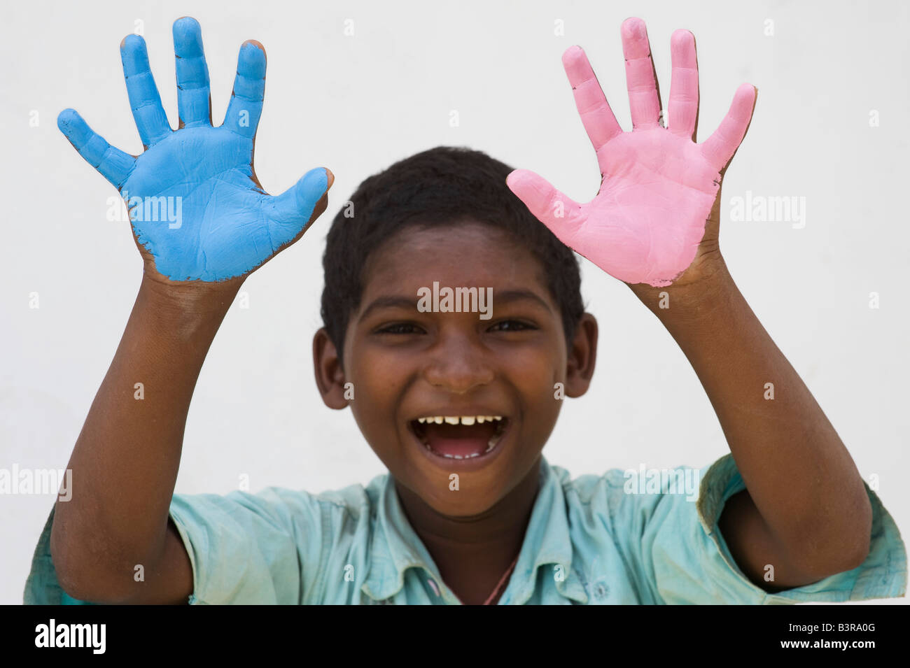Indian Child Color Hand Indian boy with blue pink painted hands. India Stock Photo - Alamy