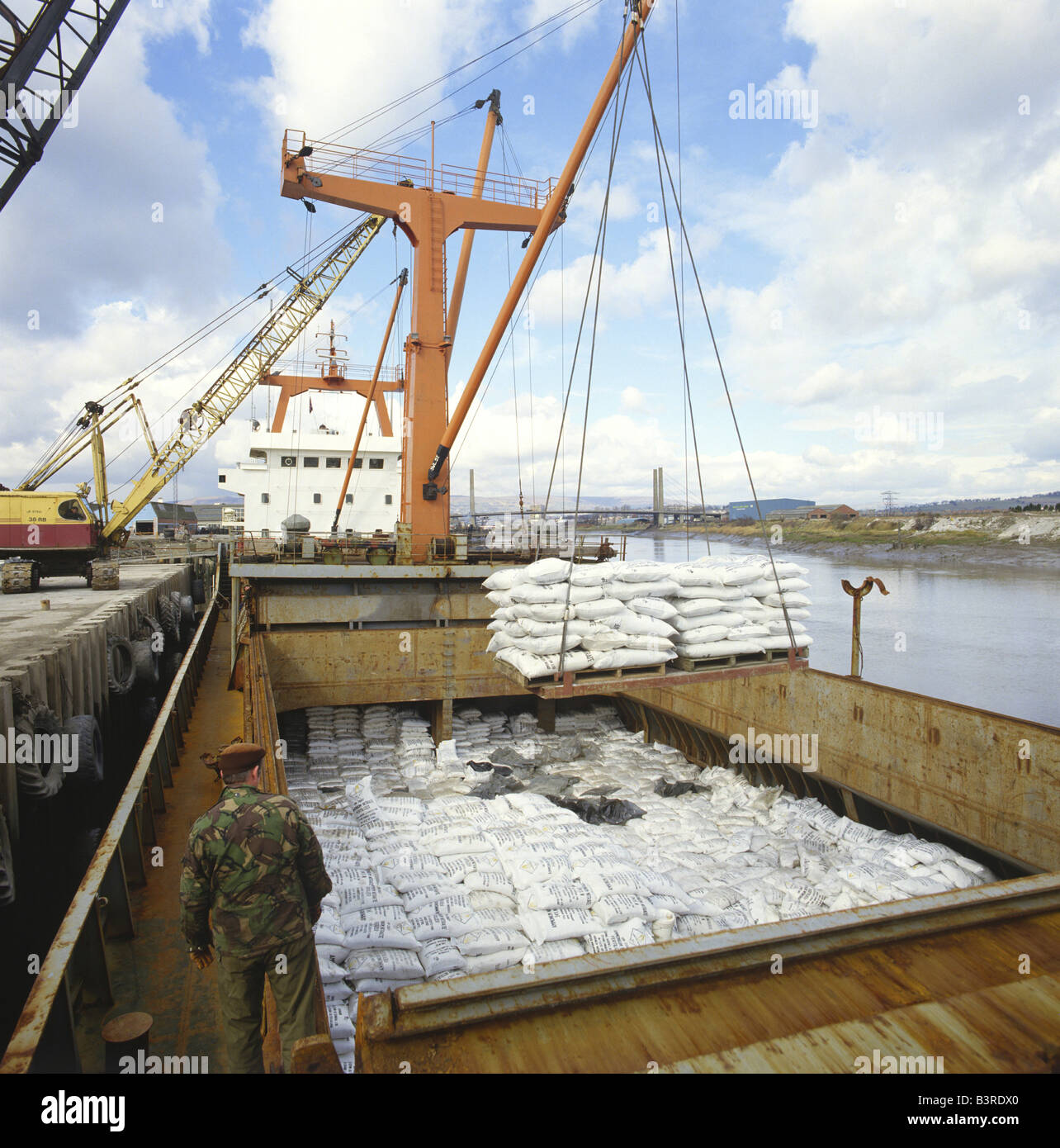 Đubrivo Unloading-bags-of-fertilizer-from-ships-hold-B3RDX0