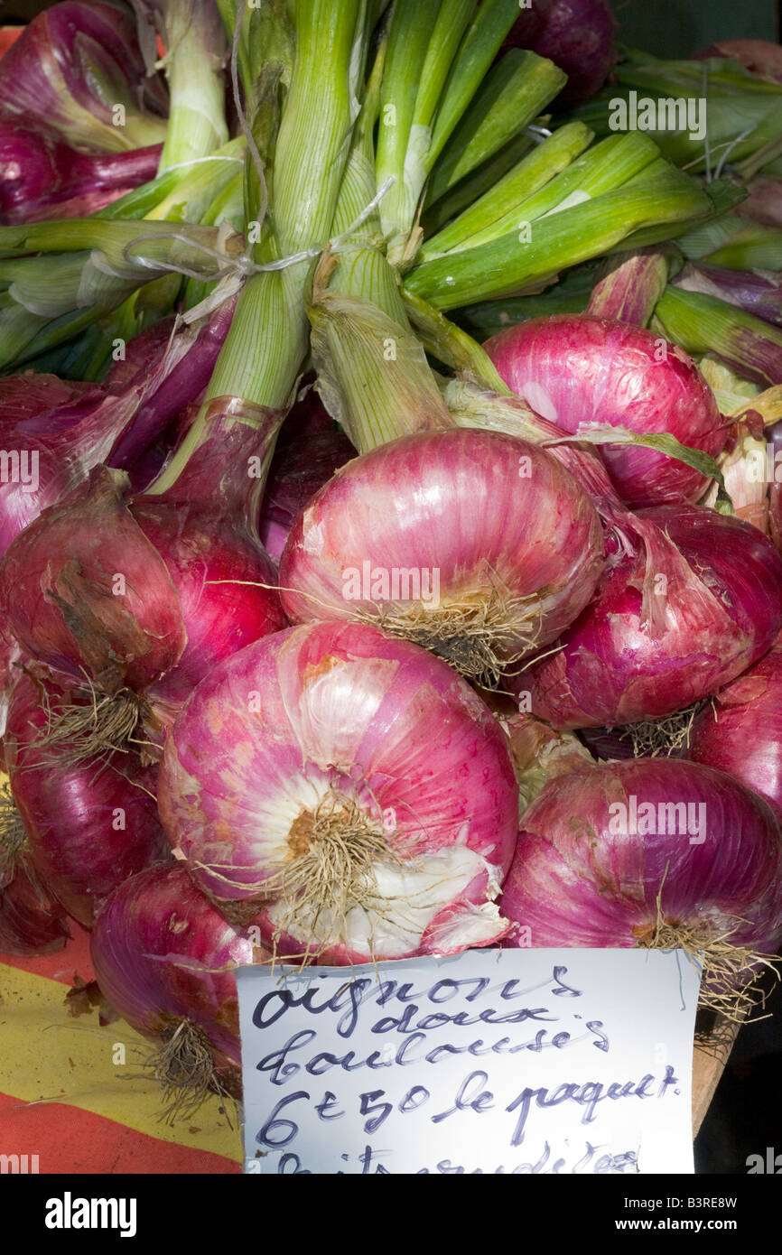 Red onion market stall hi-res stock photography and images - Alamy