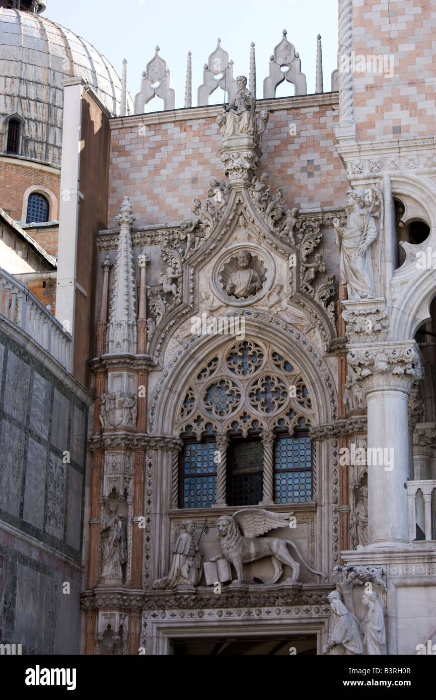 statue of a griffin at st mark s church Stock Photo Alamy