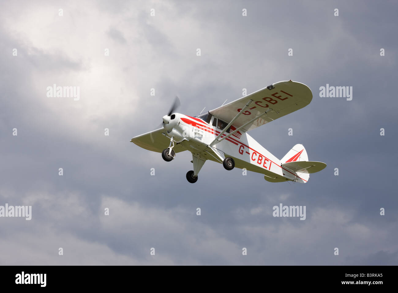 Piper PA-22-108 Colt G-CBEI in flight at Breighton Airfield Stock Photo