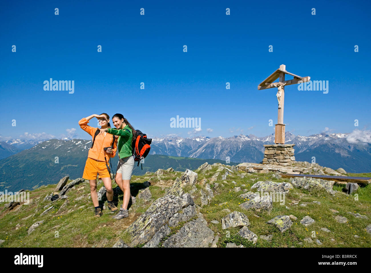 Zwei junge Frauen beim Wandern in den Bergen, two women walking in the ...