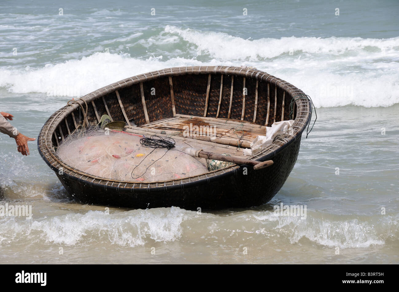 coracle net fishing Coracle net fishing hi-res stock photography and images