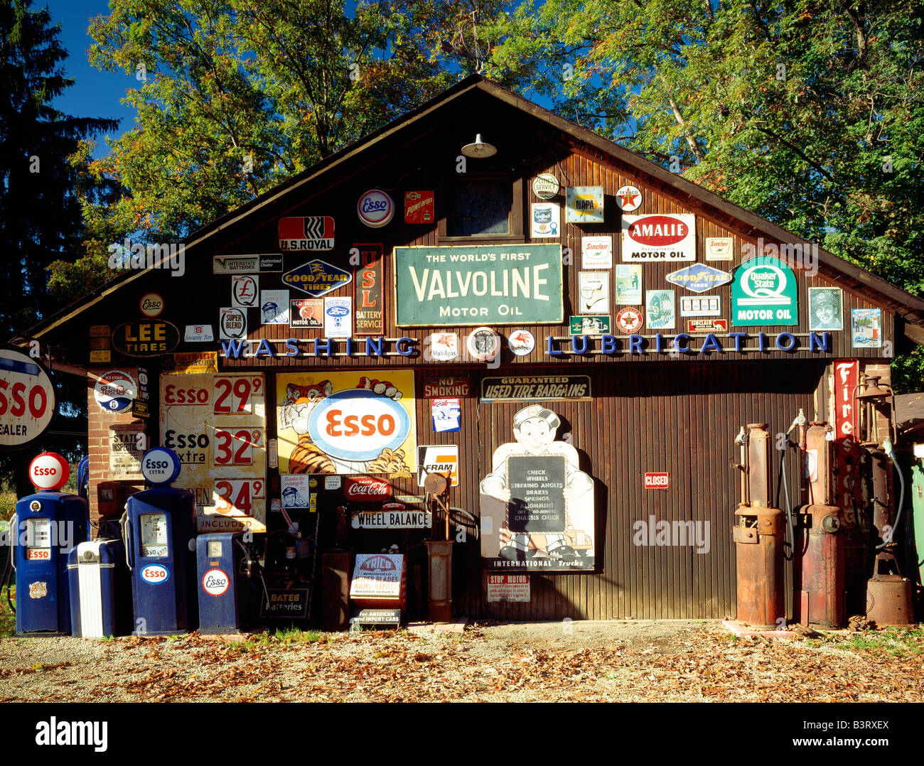 Antique auto accessories on display, including gas pumps and old signs, Rt 36 between Cooksburg & Leeper, Pennsylvania, USA Stock Photo