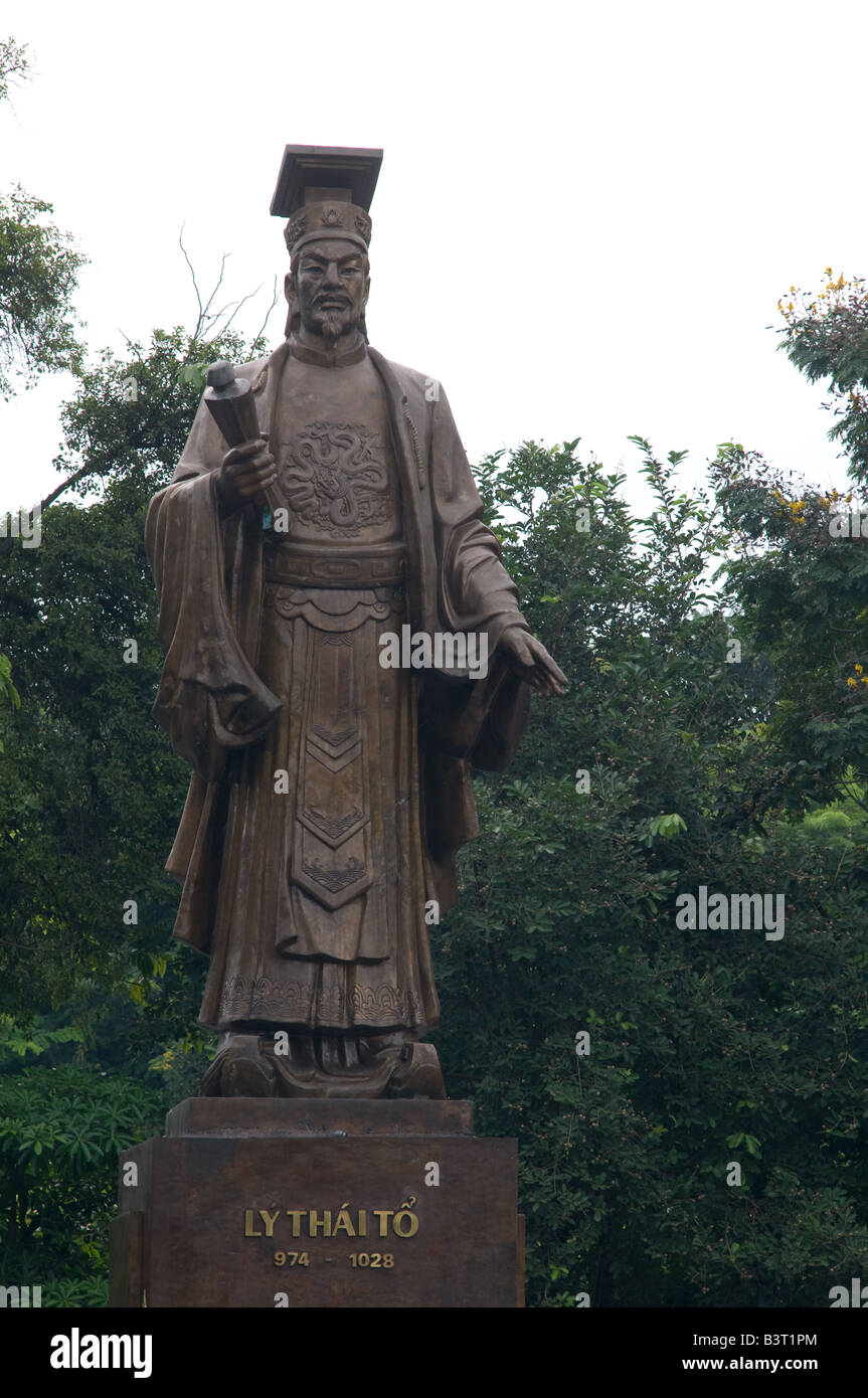 Statue of Ly Thai To (Lý Thái Tổ) beside the Hoan Kiem Lake in Hanoi, Vietnam Stock Photo